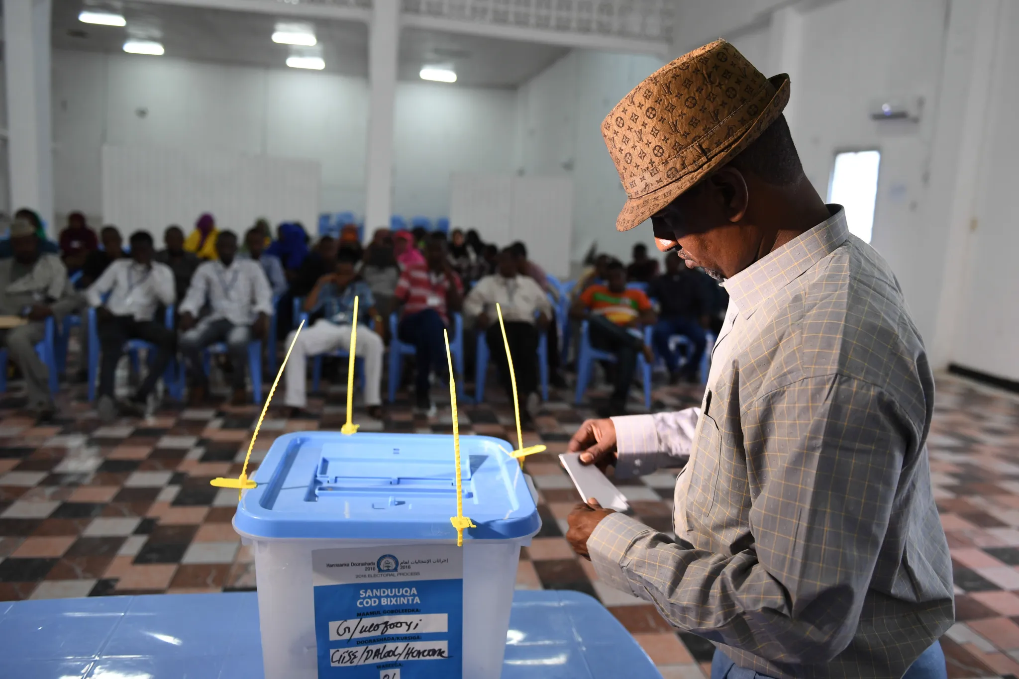 A delegate from Somaliland votes during the electoral process in Mogadishu, Somalia, on 19 December 2016. (Photo by Ilyas Ahmed / AMISOM / Public domain)